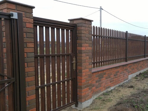 Установка забора из металлоштакетника в Сморгони