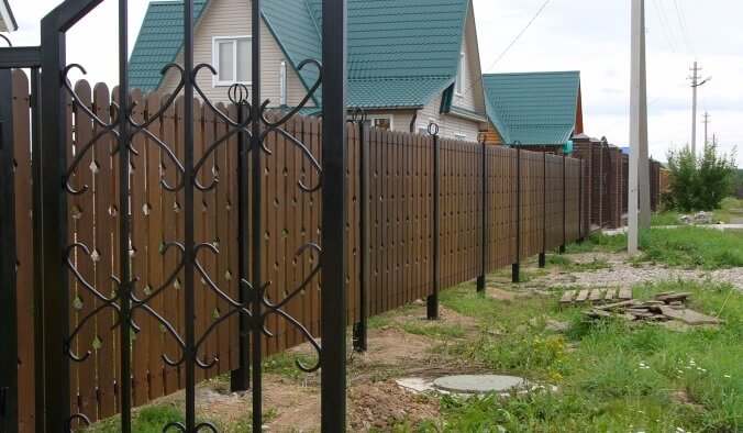 Строительство забора из дерева в Сморгони